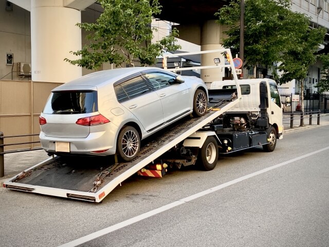 廃車にする時にレッカー手配はどうしたら良い？注意点やどこに頼めるか 